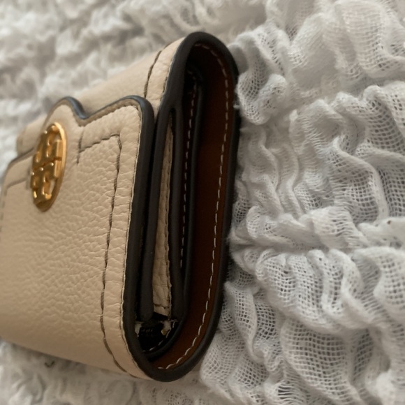 Brand new Tory Burch Felix Medium Wallet Brie - Picture 3 of 11